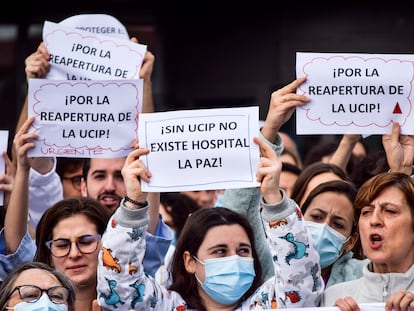 Médicos, enfermeras y otros trabajadores del Hospital La Paz en la primera protesta tras el cierre de la UCI pediátrica en enero.