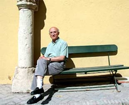 El teólogo José María Castillo, en uno de los patios de la Facultad de Teología de Granada.