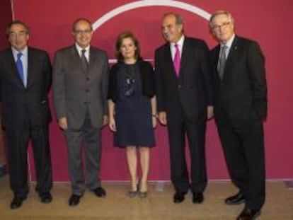 La vicepresidenta del Gobierno, Soraya Sáenz de Santamaría (c), junto al conseller de Empresa y Empleo, Felip Puig (2i); los presidentes de la CEOE, Juan Rosell (i), y de la patronal catalana Foment, Joaquim Gay de Montellà (2d), y el alcalde de Barcelona, Jordi Trías (d), durante el acto de entrega de las Medallas de Honor del Trabajo y los Premios Carles Ferrer Salat que otorga la patronal catalana hoy en Barcelona.