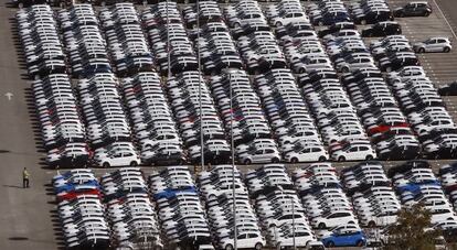 Coches nuevos en la factoría de Volkswagen en Navarra.