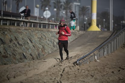 Estado de la playa del Bogatell en Barcelona donde la arena cubre parte de la rampa de acceso, este jueves.