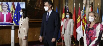 El presidente del Gobierno, Pedro Sánchez, junto a la presidenta del Senado Pilar Llop, la vicepresidenta de Asuntos Económicos, Nadia Calviño, y la ministra de Hacienda, María Jesús Montero, mientras en la pantalla se conecta la presidenta de la Comisión Europea, Ursula von der Leyen.