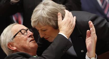 El presidente de la Comisi&oacute;n Europea, Jean-Claude Juncker, saluda a Theresa May durante la cumbre de jefes de Gobierno. 