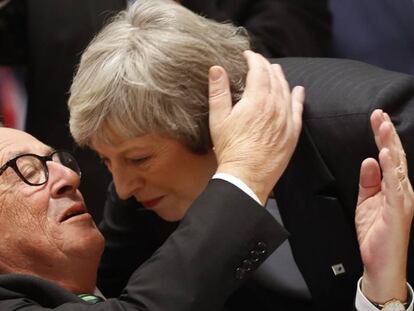 El presidente de la Comisi&oacute;n Europea, Jean-Claude Juncker, saluda a Theresa May durante la cumbre de jefes de Gobierno. 