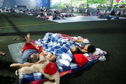 Habitantes de Tila descansan en la comunidad vecina de Yajalón, donde se estableció un refugio, el 12 de junio.