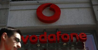 Tiendade telefonía móvil Vodafone en la Puerta del Sol.(DVD 661)