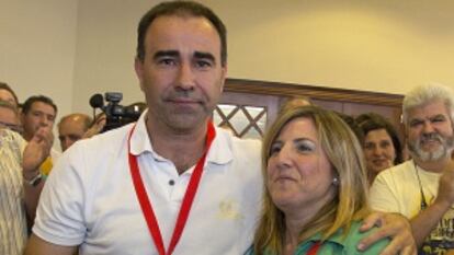 Rafael Quirós saluda a Irene García tras ser elegida secretaria provincial del PSOE de Cádiz.