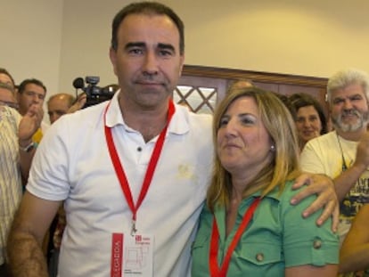 Rafael Quirós saluda a Irene García tras ser elegida secretaria provincial del PSOE de Cádiz.