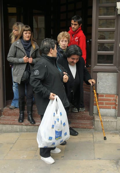 Varias mujeres afectadas por el incendio de Bermeo, salen de las oficinas de informacin habilitas por el Ayuntamiento.