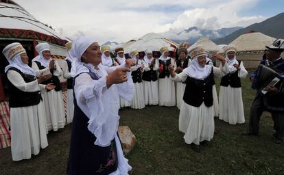 La misión de los juegos es promover la recuperación y conservación del patrimonio histórico y cultural de los pueblos nómadas. En la imágen, mujeres de Kirguistán cantan y bailan danzas tradicionales durante los 'World Nomad Games'.