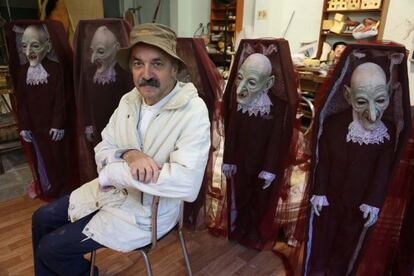 El artista Alberto Saavedra junto a las figuras que decorarán la fachada del Teatro Principal de San Sebastián.