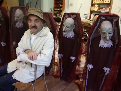 El artista Alberto Saavedra junto a las figuras que decorarán la fachada del Teatro Principal de San Sebastián.