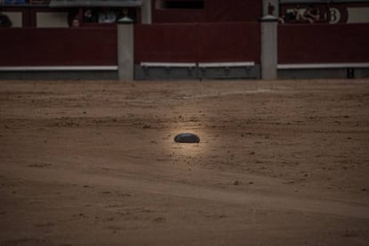 Una montera en el ruedo de la plaza de Madrid.