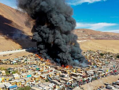 Vista aérea del incendio de Laguna Verde en los cerros de la ciudad de Iquique, Chile, en enero de 2022.