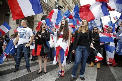 Marxa pels carrers de París dels seguidors del Front Nacional de França.