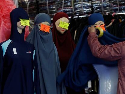 Una tienda de ropa femenina exhibe burkinis en Le Bourget, Par&iacute;s.