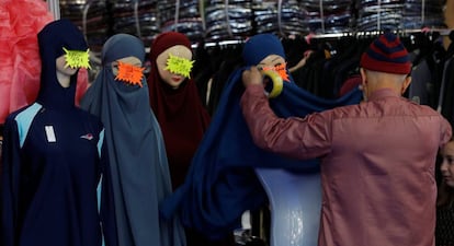 Una tienda de ropa femenina exhibe burkinis en Le Bourget, Par&iacute;s.