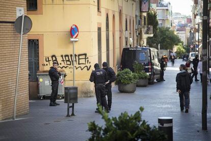Els mossos, en l'escorcoll de Sants, aquest matí.