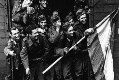 Luis García Berlanga, en primer plano y con bigote, en el Ejército español en una imagen sin fechar ni localizar.