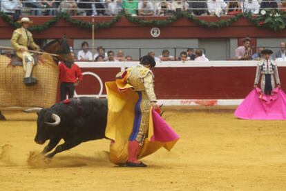 Rubén Pinar se adorna en su primer toro durante el tercio de varas, ayer en San Sebastián