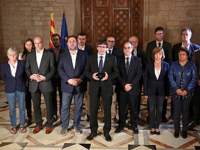 Puigdemont, no centro, e sua equipe de Governo antes da votação.