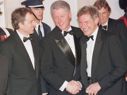 No es raro que las estrellas de Hollywood se relacionen con la política, y Harrison Ford no iba a ser menos. En la imagen, de izquierda a derecha, el primer ministro británico Tony Blair, el presidente de Estados Unidos Bill Clinton y el intérprete, en un acto celebrado en la Casa Blanca en febrero de 1998.