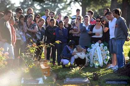 Familiares y amigos de Heitor de Oliveira, una de las vctimas del incendio de la discoteca Kiss, durante el funeral en el cementerio de Santa Rita en la ciudad de Santa Mara, Brasil.