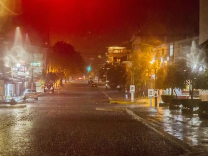 Uma rua de Puerto Vallarta durante a passagem do furacão Patricia.