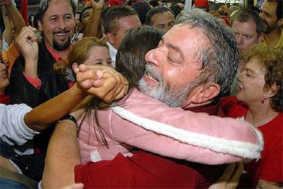 Varios seguidores reciben al presidente de Brasil y candidato a la reelección, Lula da Silva, el pasado sábado en Brasilia.