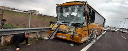 27 heridos leves en un accidente entre un autobús, un camión y varios turismos en Valencia