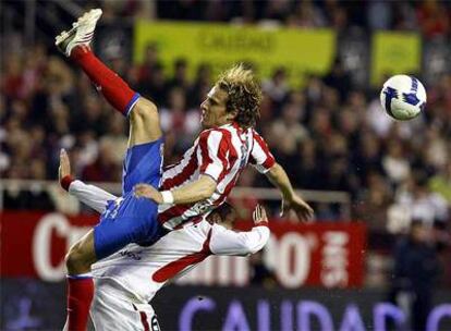 Forln salta con Adriano y pierde el equilibrio en una accin del partido.