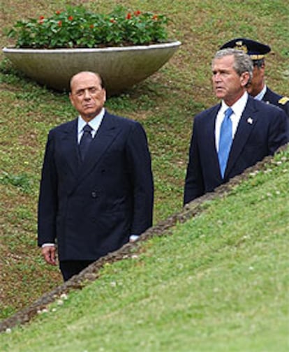 Berlusconi y Bush pasean tras visitar las Fosas Ardeatinas, escenario de una matanza nazi.