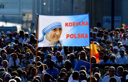 Unos fieles polacos sostienen una pancarta con la imagen de Teresa de Calcuta a su llegada al Vaticano.