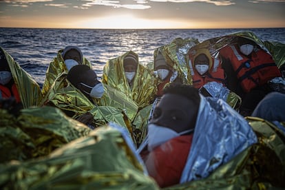 Afua, en el centro con un gorro y manta térmica, rodeada de las otras 44 personas de Gambia, Costa de Marfil y Guinea rescatadas a bordo de una balsa hinchable por el buque Astral. El motor del bote se paró al atravesar las plantas petroleras y las mareas y los vientos hicieron el resto. Sortearon la Guardia Costera Libia y esperaron que las mismas fuerzas intangibles no los devolviera, ni los condenara. Pero pasaron tres días a la deriva y la desesperación se apoderó de ellos. 