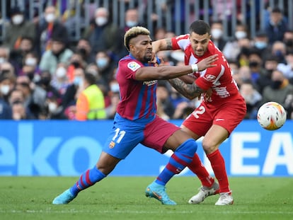 Adama y Mario Hermoso pugnan por el balón en una acción del partido Barcelona-Atlético.