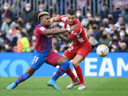 Mario Hermoso trata de frenar a Adama Traoré durante el Barcelona-Atlético (4-2) de Liga disputado este domingo en el Camp Nou.