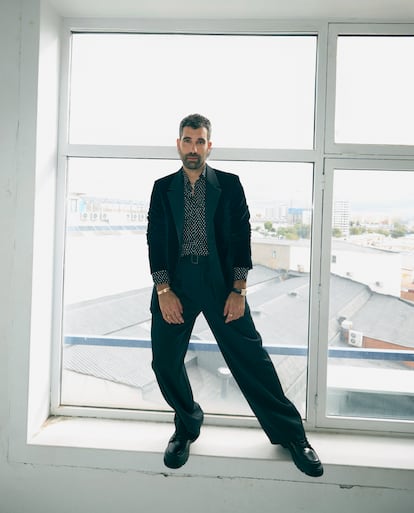 El actor gallego, vestido
de Giorgio Armani, luce pulseras y anillos Love y reloj Tank Louis Cartier de oro rosa, de Cartier.