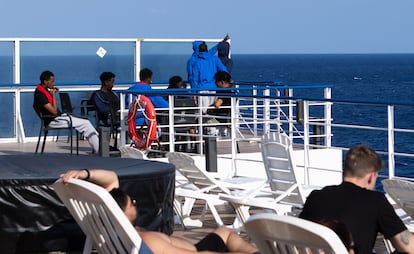 Migrantes somalíes que llegaron en patera a Mallorca conversan en las terrazas del ferri que los traslada a Barcelona.