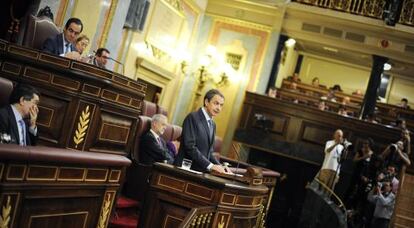 Zapatero presenta en el Congreso el pasado miércoles su plan de reforma.