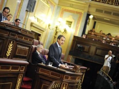 Zapatero presenta en el Congreso el pasado miércoles su plan de reforma.