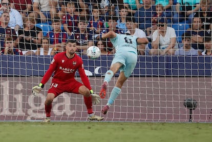El centrocampista del Betis Pablo Fornals hace el gol del empate del Betis ante el Levante.