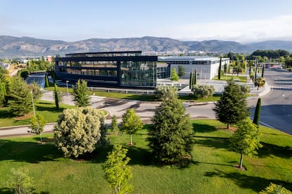 Actiu inauguró en 2008 una sede empresarial de 200.000 metros cuadrados de superficie en Castalla, proyectada por el arquitecto Tomás Llavador, que está entre las sedes industriales más saludables del mundo.