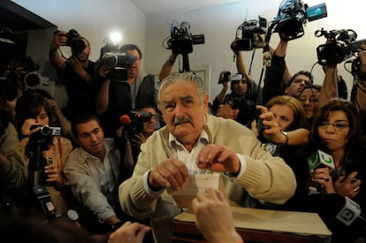 El entonces candidato presidencial por el Frente Amplio emite su voto en las elecciones presidenciales del 25 de octubre de 2009, en Montevideo (Uruguay).
