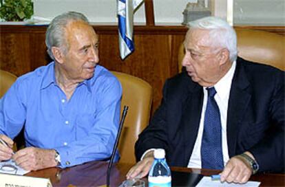 Ariel Sharon y Simon Peres charlan después del consejo de ministros.