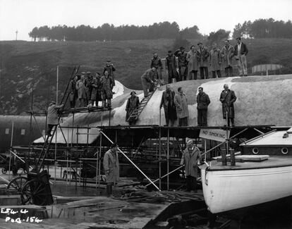 El equipo de construcción trabaja en una de las réplicas de la gran ballena blanca para el rodaje de Moby Dick de John Huston, en 1956.