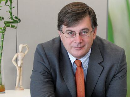 Fernando Cossío, en su despacho de la sede de Ikerbasque en Bilbao.