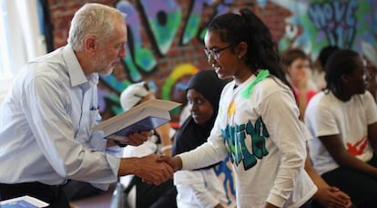 Jeremy Corbyn entrega diplomas en un colegio de Islington.