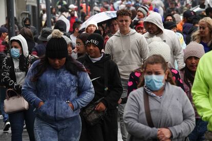 Las autoridades de la capital mexicana han activado alertas en las alcadías Coyoacán, Iztacalco, Iztapalapa, Magdalena Contreras, Tlalpan y Venustiano Carranza por lluvias de hasta 49 milímetros por hora. En la imagen, personas caminan bajo la lluvia en el centro de Ciudad de México, durante el día de Navidad. 