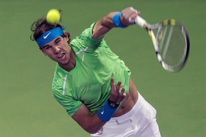 Nadal realiza un saque en el partido ante Kohlschreiber.