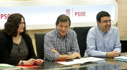 Ascensi&oacute;n Godoy, Javier Fern&aacute;ndez y Mario Jim&eacute;nez, en una reuni&oacute;n de la gestora del PSOE.